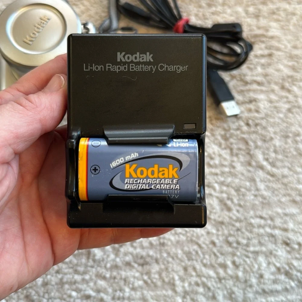 Vintage Kodak EasyShare Z612MP Zoom Digital Camera with/ Accessories